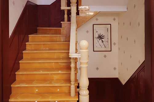 共和中式别墅室内汉白玉石楼梯的定制安装装饰效果